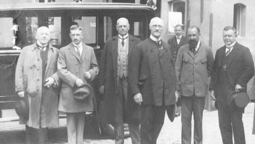 Der Kulmbacher Bürgermeister Hans Hacker (rechts) empfängt 1925 Prinz Alfons von Bayern: Bei dem Treffen geht es auch um staatliche Zuschüsse für den Aufbau der Stadt.  Stadtarchiv Kulmbach