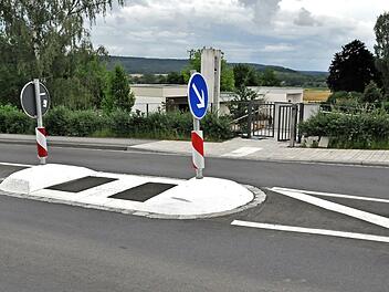 Die Querungshilfe über die Ringstraße und der neue Eingang zum Hofheimer Friedhof sind fertiggestellt.