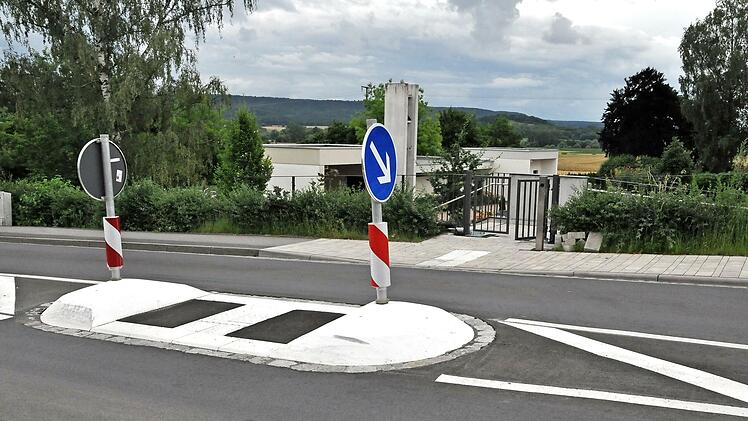 Die Querungshilfe über die Ringstraße und der neue Eingang zum Hofheimer Friedhof sind fertiggestellt.