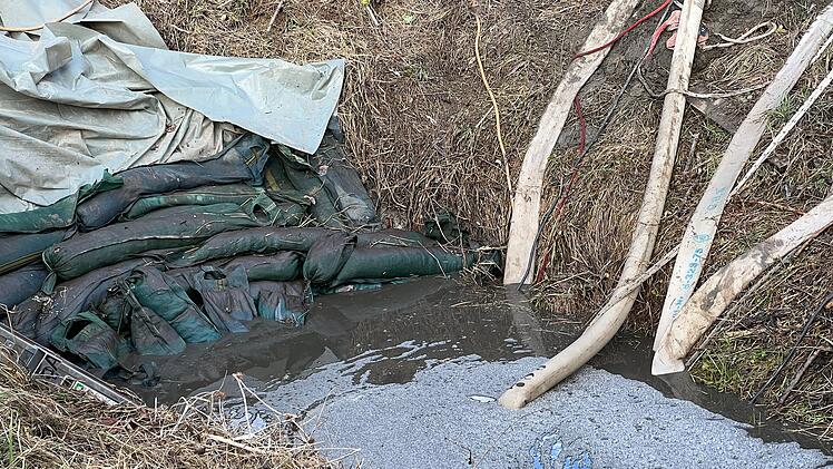 Rund eine Million Liter G&auml;rreste ist aus einer Biogasanlage in Reichenberg bei W&uuml;rzburg ausgetreten und in einen Bach geflossen.