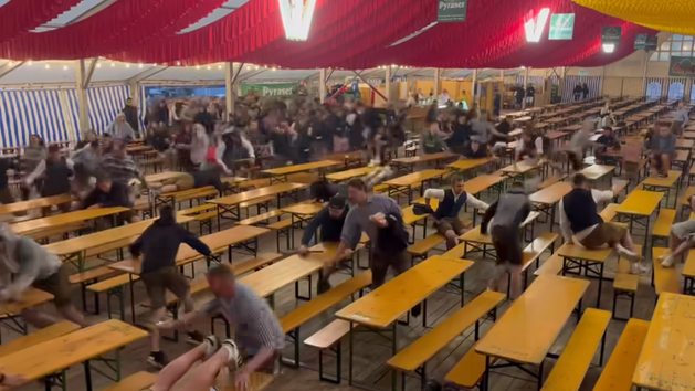 "Jagd er&ouml;ffnet": Feierw&uuml;tige st&uuml;rmen fr&auml;nkisches Festzelt um 7 Uhr morgens - Video zeigt verr&uuml;ckte Szenen