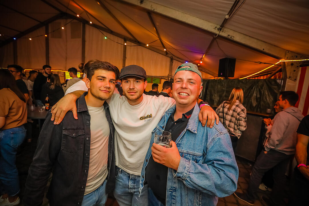 Samstagsparty im Festzelt!