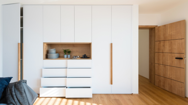 Mit Online-Konfiguratoren von Möbeln nach Maß bekommst du deinen Einbauschrank direkt nach Hause geliefert.