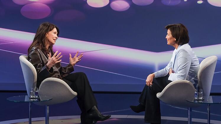 Mit Sandra Maischberger (rechts) sprach Iris Berben &uuml;ber ihren neuen Kinofilm, die 68er-Bewegung und die aktuelle Wokeness-Diskussion.