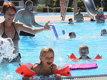 Am vergangenen Wochenende war bei schönem Wetter noch mal viel los im Hammelburger Freibad.  Fotos: Markus Reeh