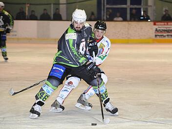 Kein Vorbeikommen: Kissingens Ex-Spielertrainer Marc Hemmerich (vorne) hält Viktor Ledin auf Distanz. Foto: Hopf