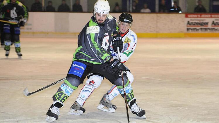 Kein Vorbeikommen: Kissingens Ex-Spielertrainer Marc Hemmerich (vorne) hält Viktor Ledin auf Distanz. Foto: Hopf