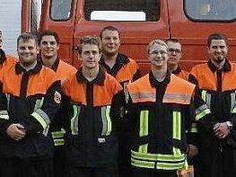 Die erfolgreichen Prüflinge mit den Vertretern der Feuerwehr und der Stadt, von links: Alexander Brunner, Elena Schick, Pascal Then, Alexander Schüler, Nils Frantzen, Sabine Kimmel, Chris Hauck, Adrian Welsch, Clemens Edelmann, Fabian Weidhaus, Dominik Theinert, Fabian Blümmert, Jonas Mantel, Steffen Wiedemuth, Alexander Müller, Manuel Hauck, Claus Bittenbrünn, Peter Schüler und Peter Pfaff.  Foto: Gerold Snater