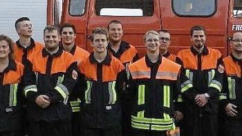 Die erfolgreichen Prüflinge mit den Vertretern der Feuerwehr und der Stadt, von links: Alexander Brunner, Elena Schick, Pascal Then, Alexander Schüler, Nils Frantzen, Sabine Kimmel, Chris Hauck, Adrian Welsch, Clemens Edelmann, Fabian Weidhaus, Dominik Theinert, Fabian Blümmert, Jonas Mantel, Steffen Wiedemuth, Alexander Müller, Manuel Hauck, Claus Bittenbrünn, Peter Schüler und Peter Pfaff.  Foto: Gerold Snater