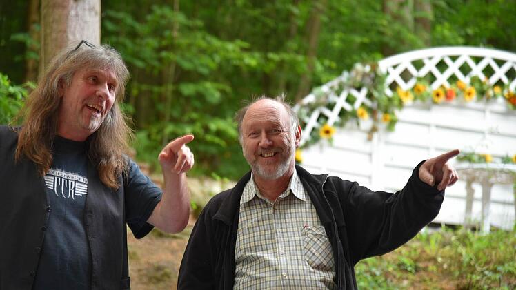 Detlef Hoffmann und Friedhelm Wölfert zeigen zur überdachten Tribüne, auf die 800 Besucher passen. Foto: Gabi Arnold