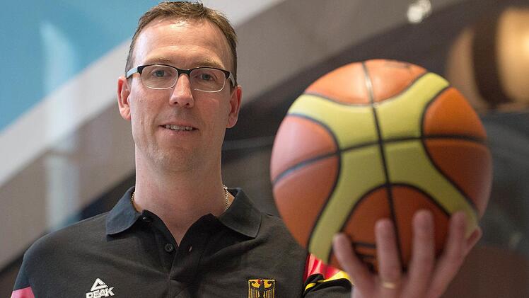 Chris Fleming trägt den Bundesadler auf der Brust und hat in den nächsten zwei Monaten nur noch Basketball und die Nationalmannschaft im Kopf. Foto: Matthias Balk/dpa