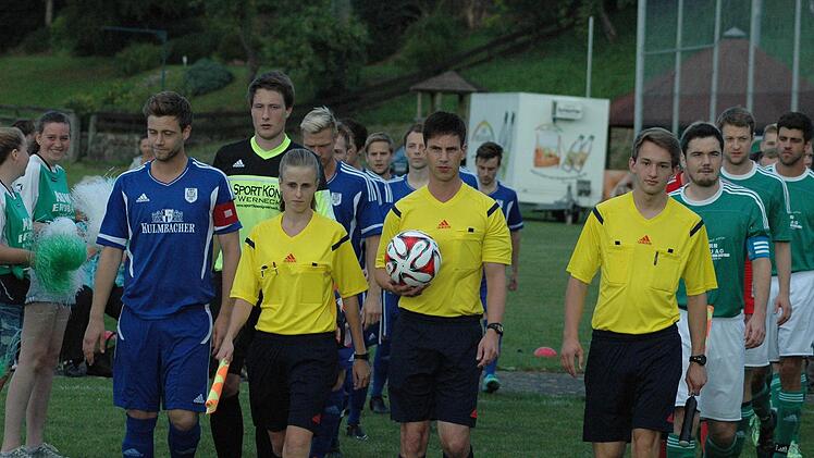 Szene aus dem Eröffnungsspiel zwischen dem SV Riedenberg (grünes Trikot) und dem TSV Münnerstadt (3:1). Foto: Sebastian Schmitt