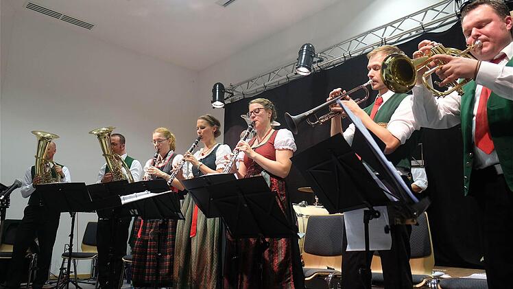 Die Stadtkapelle Hammelburg spielte einen Abend lang böhmische Musik. Foto: Gerd Schaar