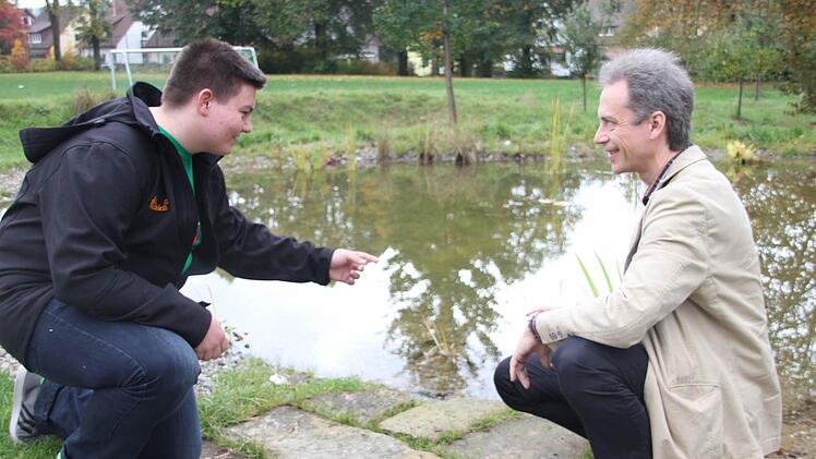 Mathelehrer Matthias Klinke und Julian Scherbel am Biotop im Garten der RS I. Foto: Anja Greiner