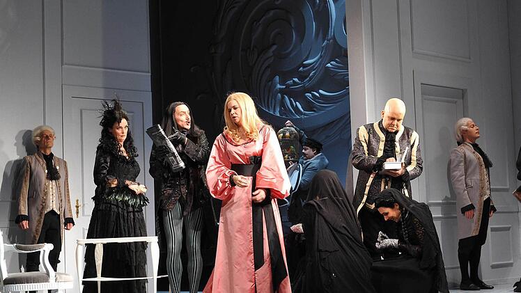 Szene aus dem "Rosenkavalier" am Landestheater Coburg.Foto: Andrea Kremper