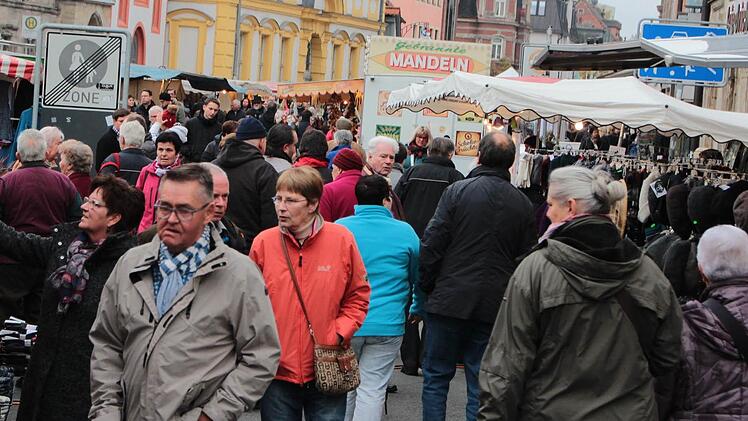 Schon um die Mittagszeit war die Innenstadt am verkaufsoffenen Sonntag gut besucht. Fotos: Ekkehard Roepert