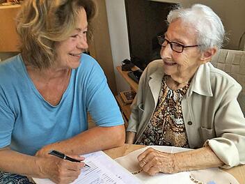 Angelika Fuchs dokumentiert den Inhalt ihres Beratungsgesprächs mit Johanna Müller.