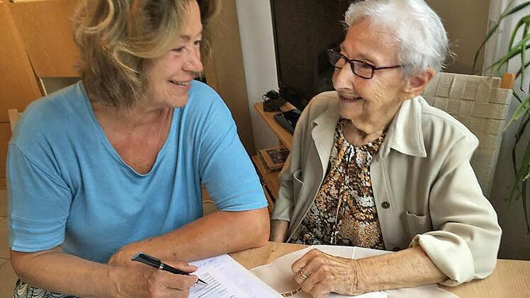 Angelika Fuchs dokumentiert den Inhalt ihres Beratungsgesprächs mit Johanna Müller.