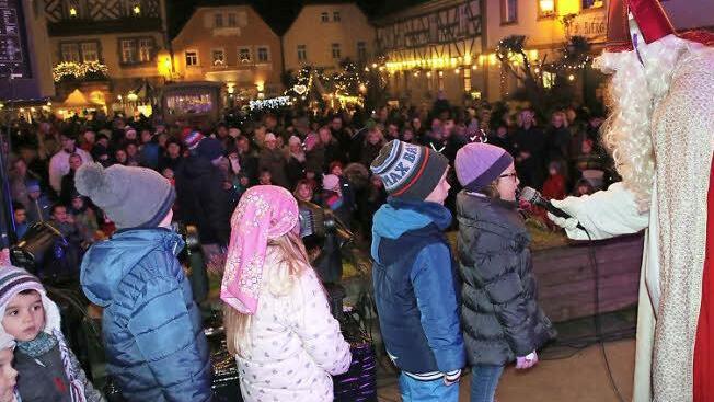 Schlange standen die Jungen und Mädchen, um dem Nikolaus (Olaf Turek) ihr Gedicht oder Lied zu präsentieren.