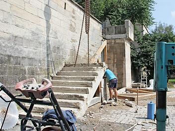 Die Bauarbeiten an den Treppen am Stadtgraben haben begonnen. Bauarbeiter reißen zur Zeit die untere Treppe ab.  Fotos: Franziska Rieger