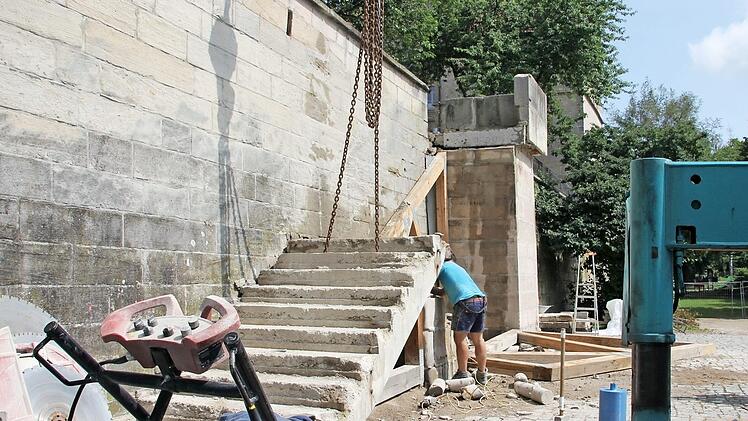 Die Bauarbeiten an den Treppen am Stadtgraben haben begonnen. Bauarbeiter reißen zur Zeit die untere Treppe ab.  Fotos: Franziska Rieger