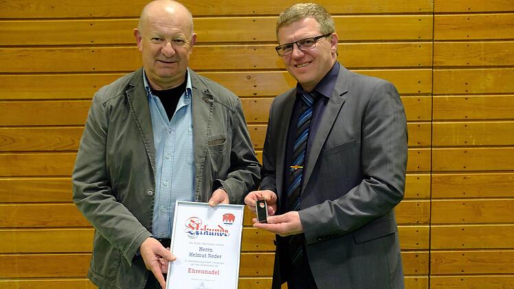 Mit der Ehrennadel der Marktgemeinde Oberthulba ehrt  Jürgen Kolb (rechts) Helmut Neder.Foto: Gerd Schaar