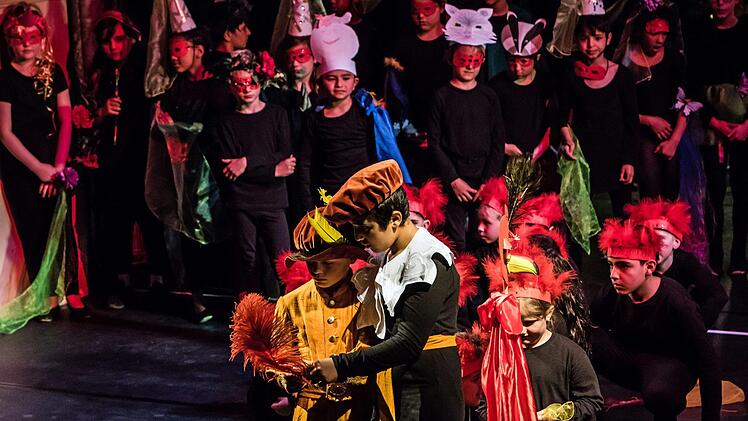 "Compose Strawinsky":_Ovationen gab es für die Schülerinnen und Schüler der Coburger Lutherschule beim Auftritt im Landestheater.Foto: Jochen BErger