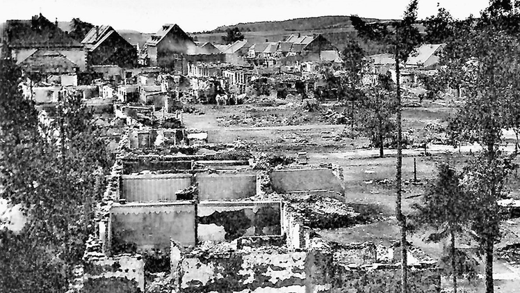 Nach dem 2. September 1929 bot sich nach dem Großbrand den Teuschnitzern ein Bild des Schreckens.  Repros: Gerd Fleischmann