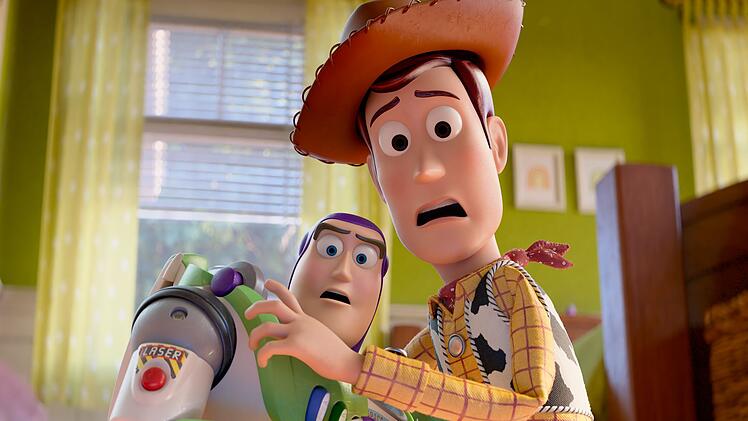 Toy Story 5 Buzz Lightyear (links) und Cowboy Woody sehen sich in "Toy Story 5" einer furchteinfl&ouml;&szlig;enden Bedrohung ausgesetzt: moderne Technik im Kinderzimmer.