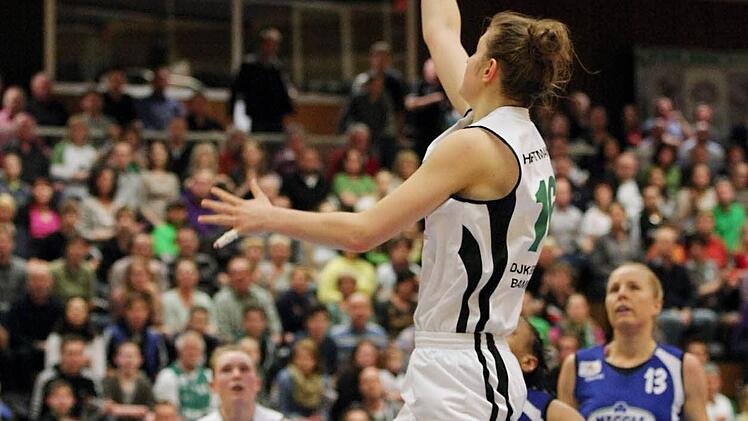 Zwei Punkte durch Alina Hartmann.