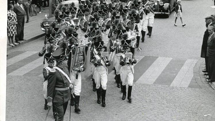 Das Jugendmusikkorps im Jahr der Gründung vor 50 Jahren mit Stadtmusikdirektor Adolf Zähler.  Foto: Archiv Mäuser