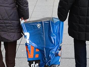 Zu zweit trägt sich's leichter. Hilfsbereite Menschen machen den Alltag mit netten Gesten einfacher. Foto: Peter Steffen/dpa