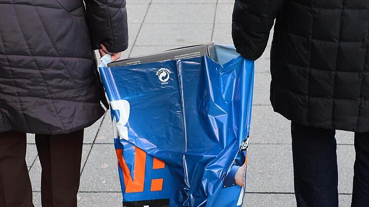 Zu zweit trägt sich's leichter. Hilfsbereite Menschen machen den Alltag mit netten Gesten einfacher. Foto: Peter Steffen/dpa