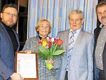 Für ihre 25-jährige Mitgliedschaft wurde Heliane Funke mit der Ehrennadel in Silber geehrt. Bürgermeister Martin Finzel, Vorsitzender Leonhard Obermayer und Reiner Brückner vom Kreisverband Coburg (von links) gratulierten.  Foto: Bettina Knauth