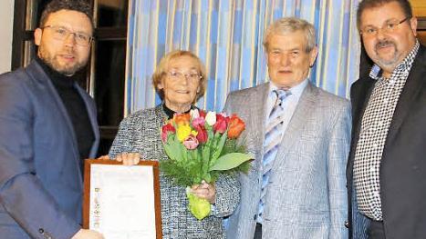 Für ihre 25-jährige Mitgliedschaft wurde Heliane Funke mit der Ehrennadel in Silber geehrt. Bürgermeister Martin Finzel, Vorsitzender Leonhard Obermayer und Reiner Brückner vom Kreisverband Coburg (von links) gratulierten.  Foto: Bettina Knauth