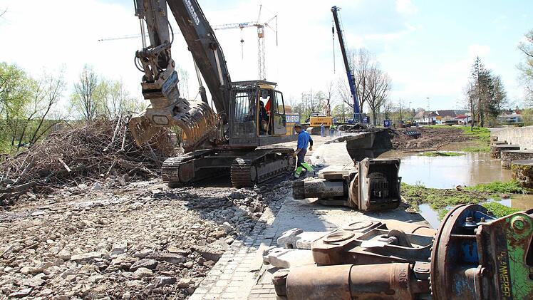 Die Höchstadter Aischbrücke wird Stück für Stück abgetragen. Foto: Andreas Dorsch