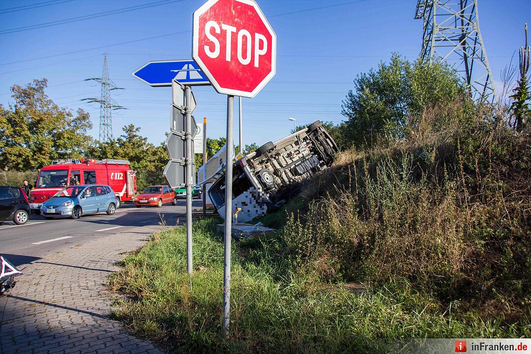 Transporter kollidiert mit Kleinwagen und kracht in Bushaltestelle