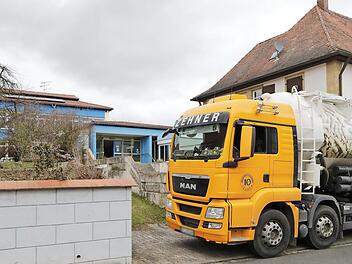 Aus dem Pellet-Lagerraum der Schule musste das erst vor zwei Wochen angelieferte Heizmaterial wieder abgesaugt werden.  Fotos: Matthias Hoch
