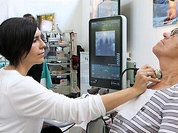 Bei den Gesundheitstagen sind auch konkrete Untersuchungen möglich: Auf diesem Archivbild etwa nimmt Dr. Daniela Gerhard (links) vom Leopoldina-Krankenhaus in Schweinfurt die Schilddrüse von Brunhilde Schineis unter die Lupe.  Foto: Ralf Ruppert/Archiv
