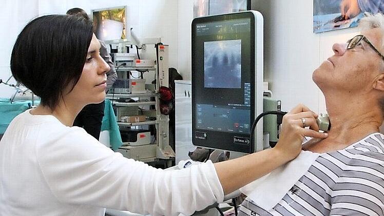 Bei den Gesundheitstagen sind auch konkrete Untersuchungen möglich: Auf diesem Archivbild etwa nimmt Dr. Daniela Gerhard (links) vom Leopoldina-Krankenhaus in Schweinfurt die Schilddrüse von Brunhilde Schineis unter die Lupe.  Foto: Ralf Ruppert/Archiv