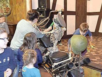 Das Ostereiersuchen im Saal der ehemaligen Gaststätte gehörte mit zum Programm. Foto: Andreas Welz