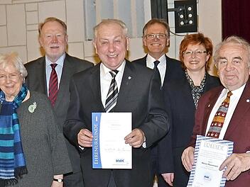 Ehrungen beim VdK Kreisverband Kronach. Von links Wolfgang Förtsch, Ulrike Mascher, MdB Hans Michelbach, Dieter Wolf, Roland Sack, Anja Schmidt, Heinz Hausmann, Landrat Klaus Löffler Foto: Karl-Heinz Hofmann