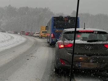 Bei dichtem Schneefall ging auf der Stra&szlig;e zwischen Ha&szlig;furt und Ebern, zwischen Altershausen und Hofstetten gegen 13.30 Uhr zeitweise nichts mehr. Nach einem Unfall in einer Kurve war die Fahrbahn teilweise komplett blockiert. Der Stau reichte weit zur&uuml;ck. Andr&eacute; Zoeller/Rotes Kreuz