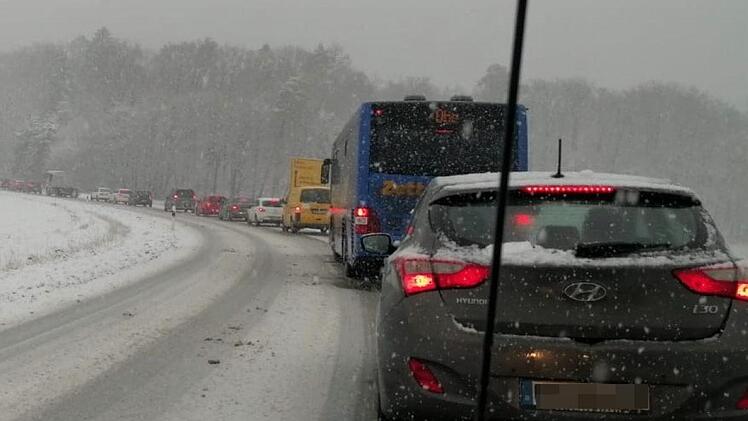 Bei dichtem Schneefall ging auf der Stra&szlig;e zwischen Ha&szlig;furt und Ebern, zwischen Altershausen und Hofstetten gegen 13.30 Uhr zeitweise nichts mehr. Nach einem Unfall in einer Kurve war die Fahrbahn teilweise komplett blockiert. Der Stau reichte weit zur&uuml;ck. Andr&eacute; Zoeller/Rotes Kreuz