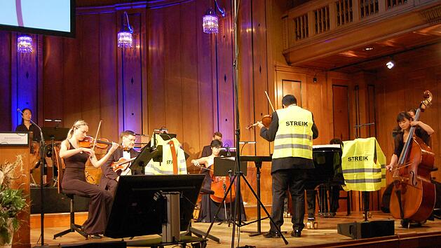 Die Staatsbad Philharmonie sorgte mit Streikaktionen zuletzt f&uuml;r viele Diskussionen. Seinen Auftritt beim Festakt zur Ernennung Bad Kissingens zum Weltkulturerbe  nahmen viele Dirigent Burghard T&ouml;lke &uuml;bel.