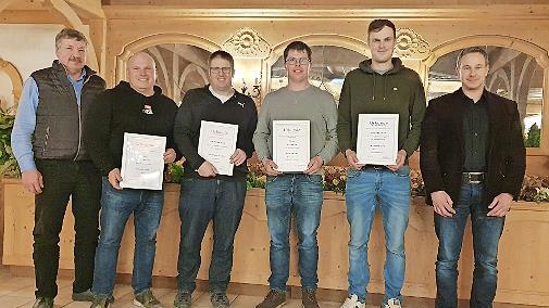 Ehrungen für die höchsten Fett+Eiweiß kg Mengen je Betriebsrasse im Landkreis KG sowie für 100.000 kg Milch Lebensleistungskühe. Auf dem Foto sind zu sehen (von links): Lothar Ehehalt (Vorsitzender RZV Franken und MER Unterfranken), Holger Knauer ...