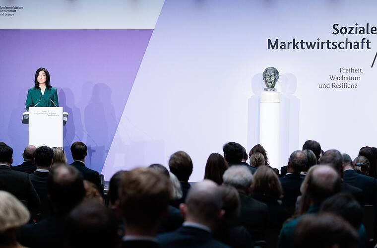 Reiche will Neuausrichtung: Erhard kehrt zurück