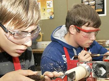 Julian Keßler und Marius Reith an der Drechselbank Foto: Arkadius Guzy