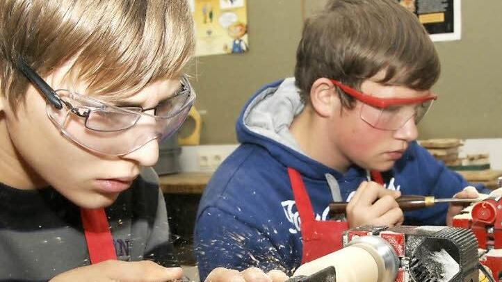 Julian Keßler und Marius Reith an der Drechselbank Foto: Arkadius Guzy
