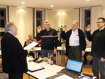 Bürgermeister Friedrich Gleitsmann vereidigt Günter Schröcke, Theo Schmidt und Joachim Bär als neue Feldgeschworene. Foto: M. Schramm